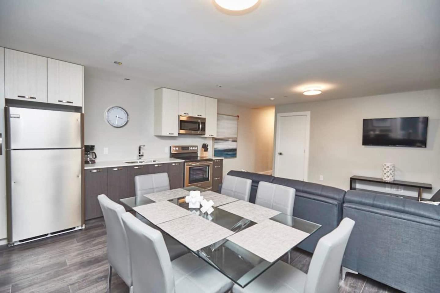 Clifton Hill Hideaway 3b - Two Bedroom Apartment *