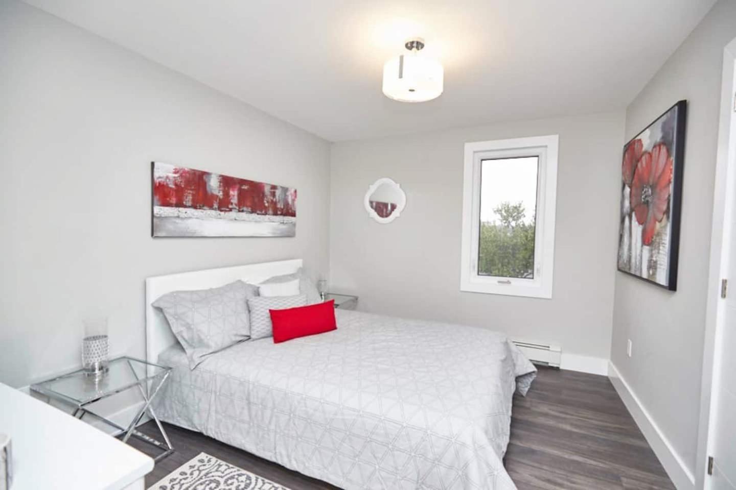 Clifton Hill Hideaway 3b - Two Bedroom Apartment Niagara Falls