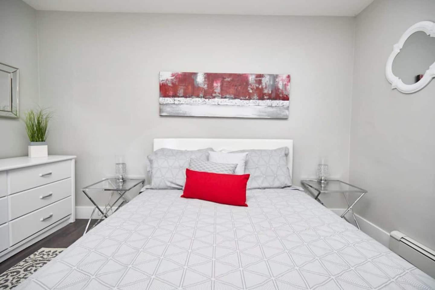 Clifton Hill Hideaway 3b - Two Bedroom Niagara Falls
