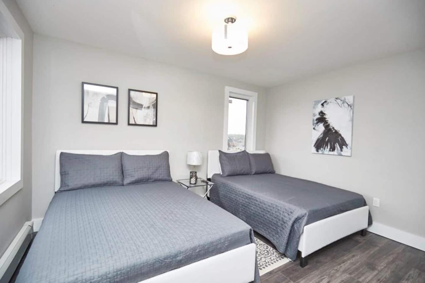 Clifton Hill Hideaway 3b - Two Bedroom * Niagara Falls