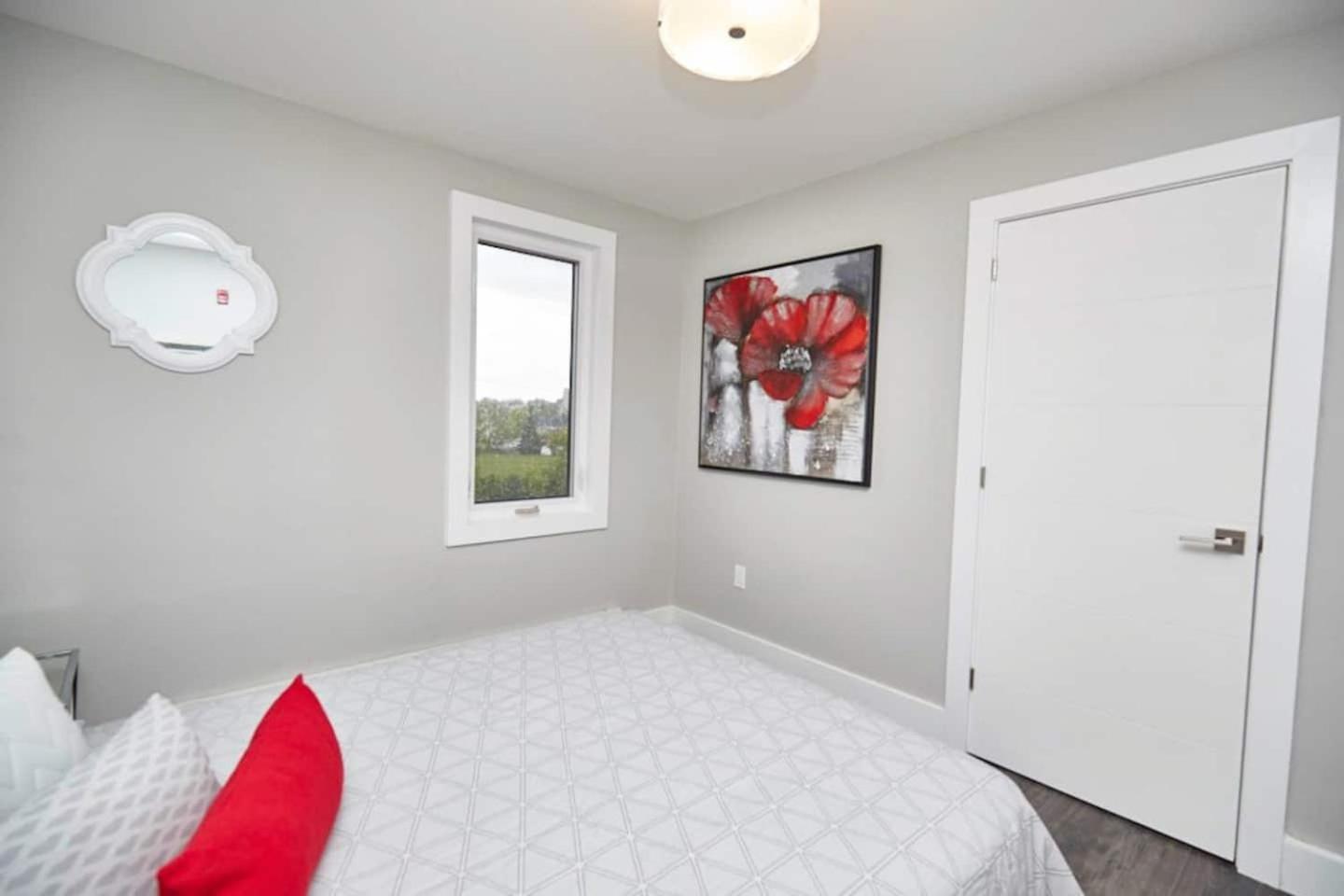 Clifton Hill Hideaway 3b - Two Bedroom * Niagara Falls